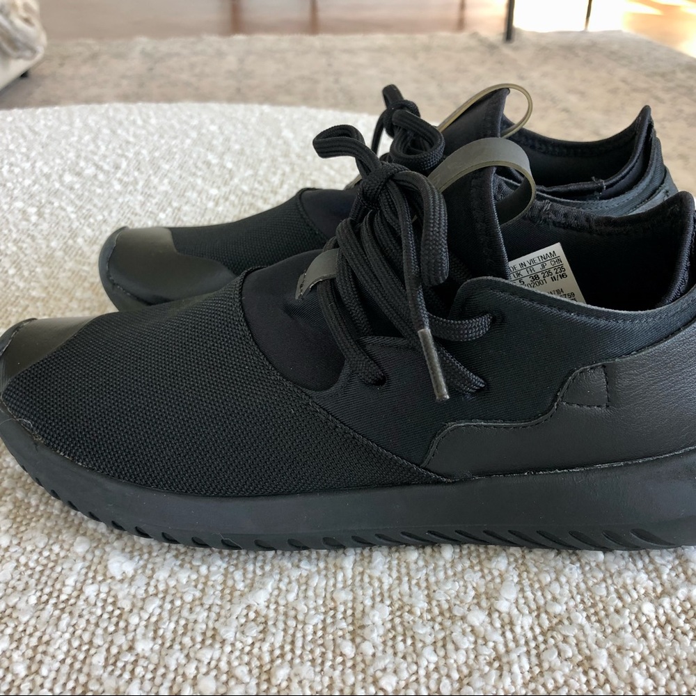 Adidas black sneaker size 6.5 7 - Picture 3 of 8